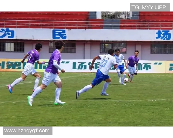 球员搭乘电动大巴往返场馆积极践行绿色赛事理念助力环保行动